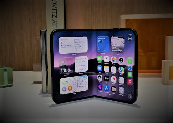 حقق أول هاتف قابل للطي من شركة أبل iPhone Duo طلبات مسبقة قوية مما عزز توقعات السوق للطلب على الهواتف القابلة للطي. وأشار أحدث تقرير لـ Goldman Sachs إلى أنه بعد فتح iPhone Duo للطلب المسبق في 16 أكتوبر، تم تأجيل وقت التسليم المقدر في بعض الأسواق بسرعة إلى العام المقبل. أفاد موقع JD.com وTmall الصينيان أيضًا أنه تم بيع جهاز iPhone Duo خلال دقيقة واحدة من فتح الطلبات المسبقة. ويحافظ بنك Goldman Sachs على نظرته المتفائلة بشأن سوق الهواتف القابلة للطي، متوقعًا أن تصل شحنات iPhone Duo إلى 13 مليون وحدة هذا العام وترتفع إلى 33 مليون وحدة العام المقبل. وفي ظل السيناريو المتفائل، هناك فرصة لتحدي 66 مليون وحدة.